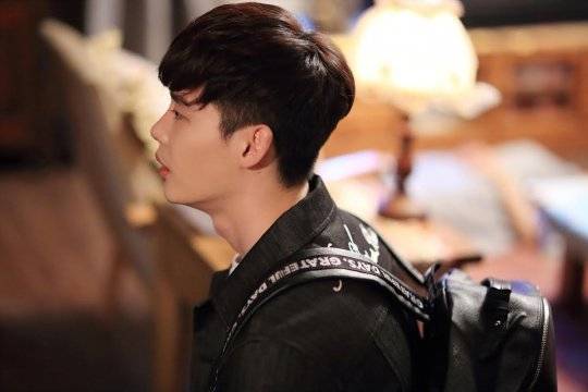 LeeJongSukWorld's tweet photo. #이종석 #LeeJongSuk Still Cuts for #WDrama ❤ https://t.co/SKU0DIy8hf