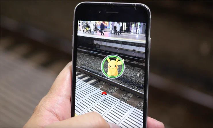 【悲報】駅構内に現れたピカチュウ…笑顔で電車の下敷きにされるｗｗｗ
