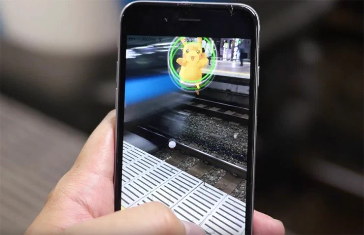 【悲報】駅構内に現れたピカチュウ…笑顔で電車の下敷きにされるｗｗｗ