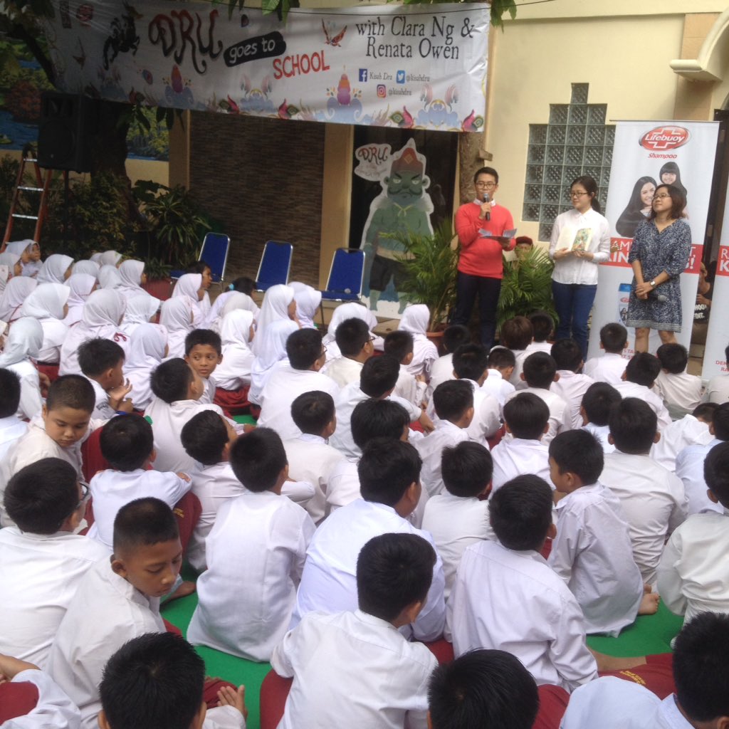 kisahdru's tweet photo. Yang di dalam kelas sedang mewarnai, yang di luar kelas sedang asik dapat ilmu dari kak @clara_ng &amp; kak @RenataOwen https://t.co/5R0yVqG9mi