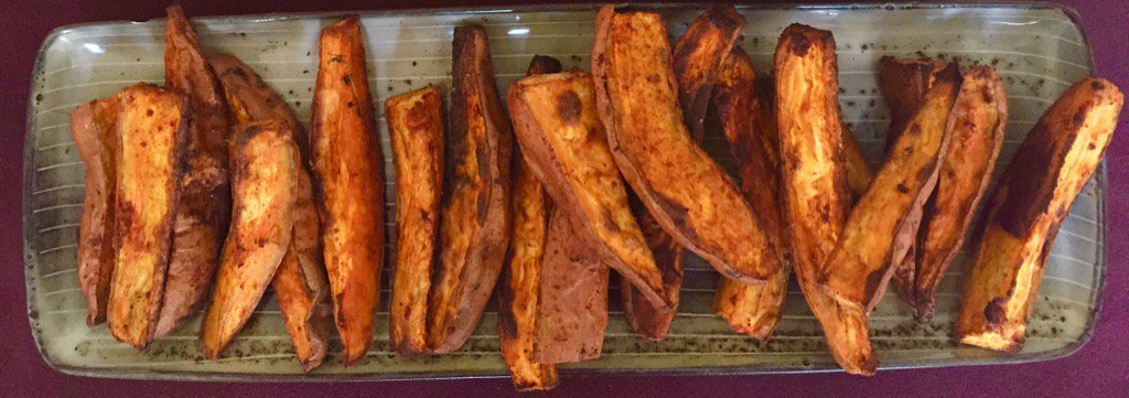 We love these simple sweetpotato fries #recipe #snack #sweetpotato #paprika #oil @LittleCookingT <a href="/EatCleanFoods/">Flexitarian Eats</a>