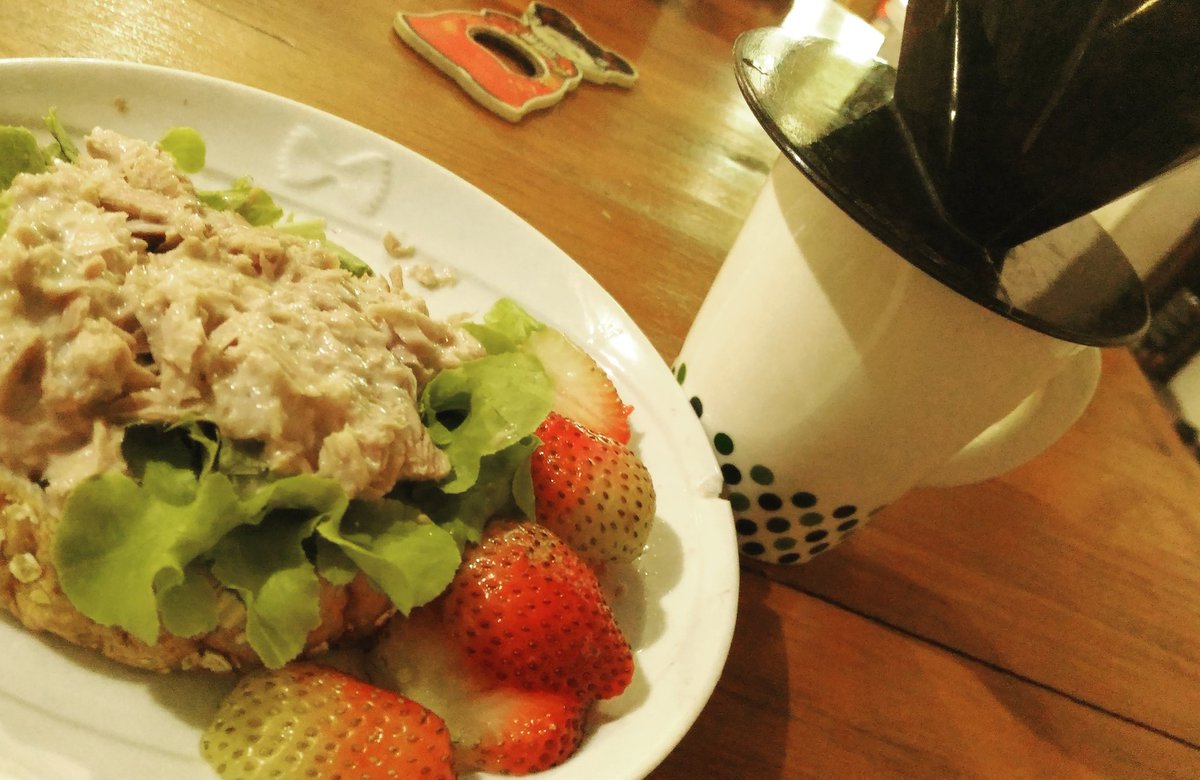 Chotsiribeer's tweet image. #hatemyself #tunasalad #grainbread #strewberry #whatever #dipcoffee #มีอะไรก็ใส่ๆไป #อะไรก็แหลกๆไปเหอะ