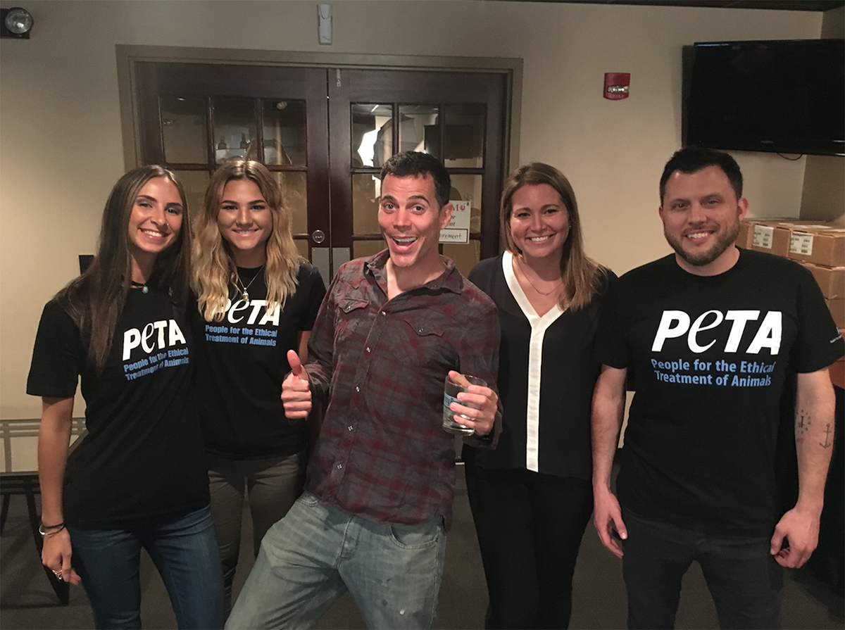 The hilarious #SeaWorld-hating <a href="/steveo/">Steve-O</a> poses with PETA at his #VAbeach show ❤️ We brought him delicious #vegan food!