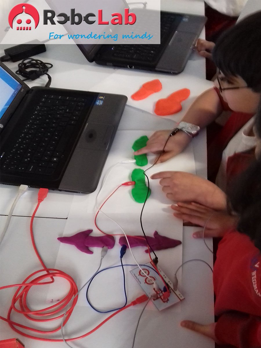 Robolab_mx's tweet image. En @Robolab_mx nuestros pequeños creativos hacen su propio teclado Conoce más proyectos  #MakeyMakey #makerspace