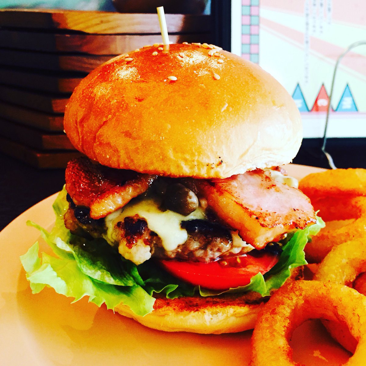 HOTBUNNYDINER's tweet image. こんにちは！
ホットバニーダイナーです。
マッシュルームベーコンバーガー、店長オススメです(=ﾟωﾟ)ﾉ
よろしくお願いします☆