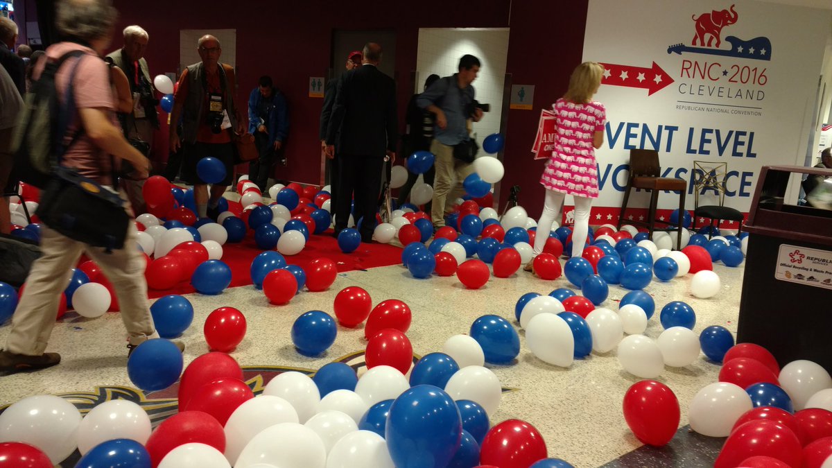 MakUpFront's tweet image. Delegates clearing out; balloons have spilled into the hallways...#RNCinCLE
