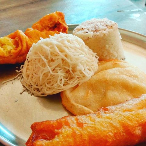 #breakfast #pazhampori #puttu #idiyappam #masalacurry #lifeincar #food #roadtrip #kerala #YEI #Happiness #forhunger