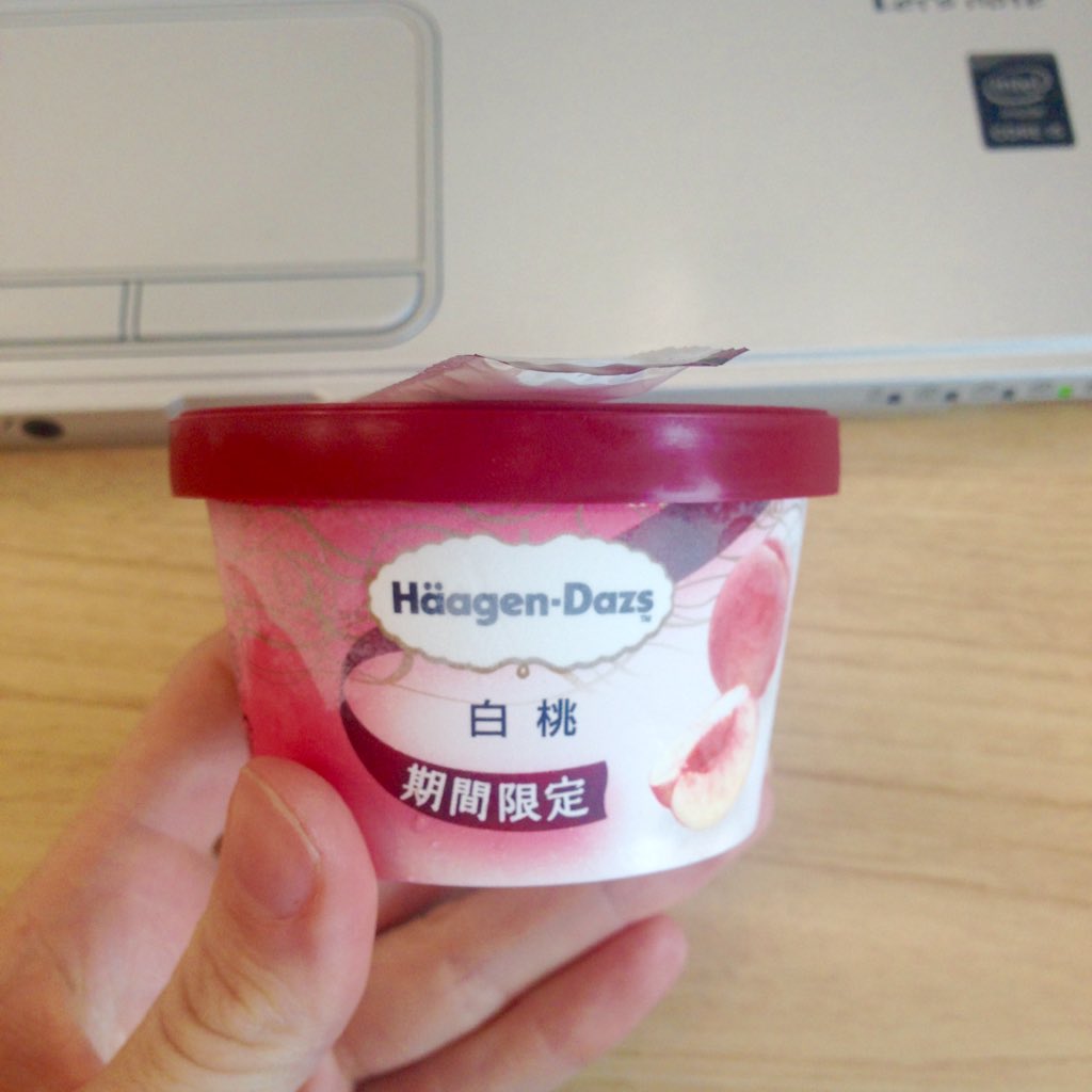 snacksofjapan's tweet photo. There's a white peach limited edition Haagen Dasz out right now in Japan and 🍑🍑🍑😘👌🏽 https://t.co/WkS2j4DI6l