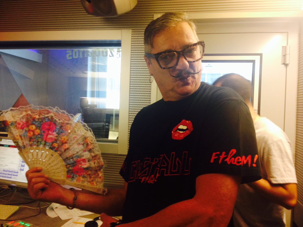 L'atmosfera si sta riscaldando qui in studio!! 😂😂😂Pizzaaaaaaaa ... #RadunoEsauriti2016 #acolaciooone
#tuttoesaurito