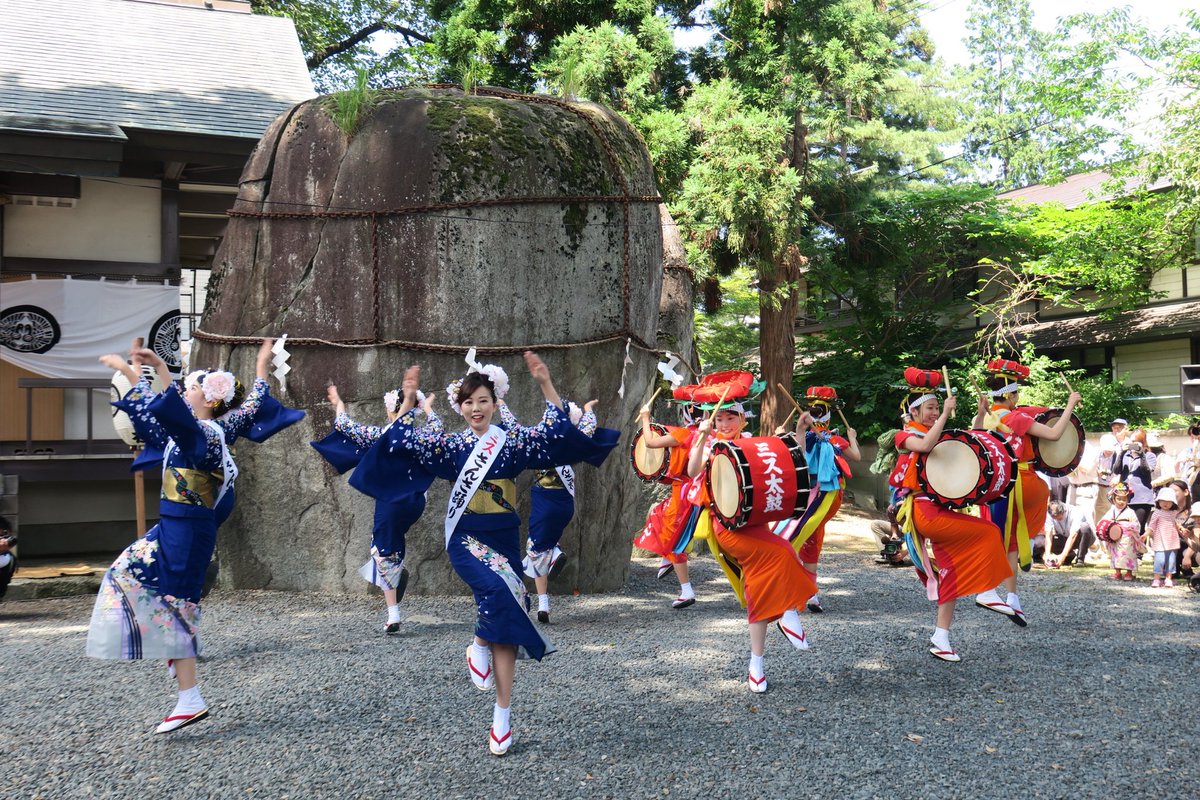 ふんばろう岩手プロジェクト V Twitter さんさ踊りの由来の地と伝わる名須川町の三ツ石神社です 8 1から始まる盛岡さんさ踊り の成功と期間中の安全を祈念して奉納さんさ踊りが行われました 16年ミスさんさ踊りの皆様の初舞台でもあります ふんばろう岩手プロジェクト V Twitter さんさ踊りの由来の地と伝わる名須川町の三ツ石神社です 8 1から始まる盛岡さんさ踊り の成功と期間中の安全を祈念して奉納さんさ踊りが行われました 16年ミスさんさ踊りの皆様の初舞台でもあります