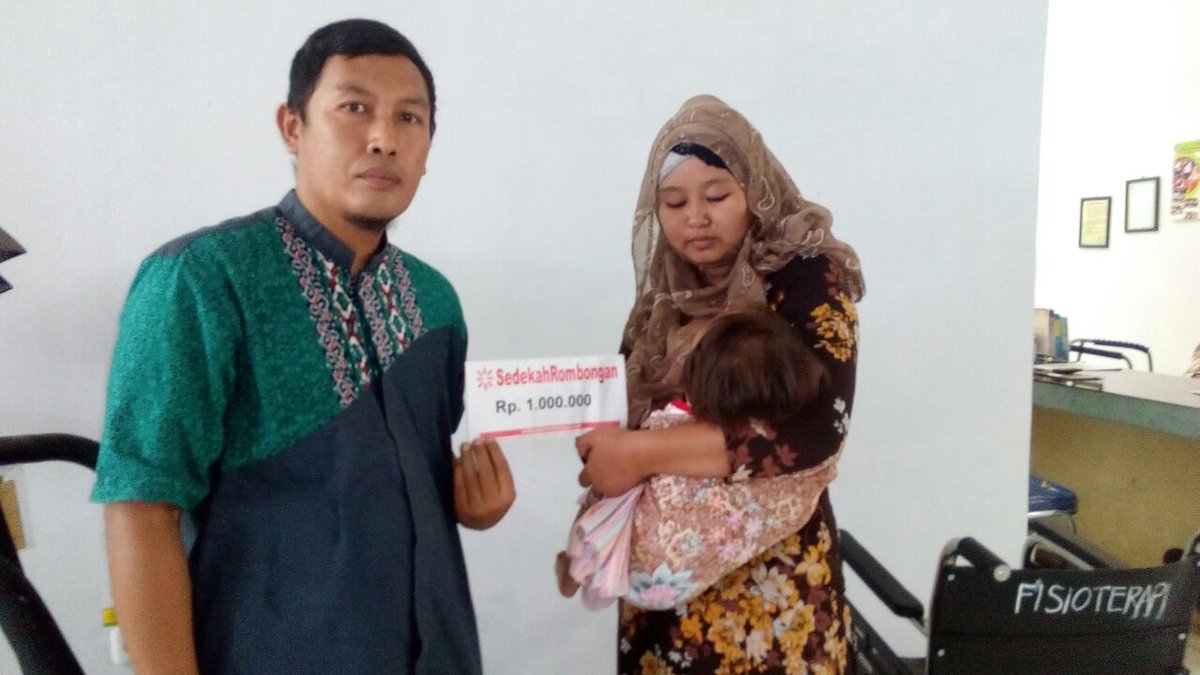 SRbergerak's tweet image. Santunan kepada Aqila Febi (1, Hidrosefalus) tersampaikan utk biaya pengobatan. #SRsurabaya  via @parlianmd
