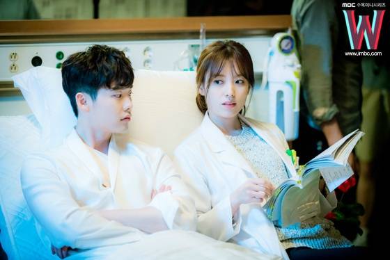 LeeJongSukWorld's tweet photo. #이종석 #LeeJongSuk and #HanHyoJoo in #WDrama Episode 2 Behind the scenes (2) 😃 https://t.co/OsmsHsBZgh