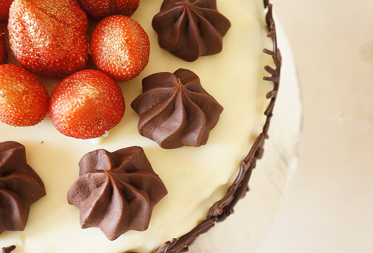 mrsfoodaholic's tweet photo. #cake #myfirstorder #homebaker #happinessishomemade https://t.co/GSO8n4DnrQ