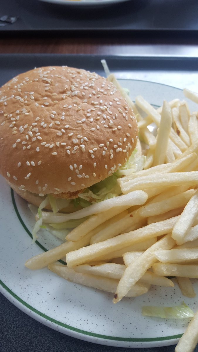 eaglenoir's tweet photo. @elioruk an excellent chicken burger to round off a solid week. 8.5/10 #junctionjournal #ENGvPAK https://t.co/53O4B5bv8U