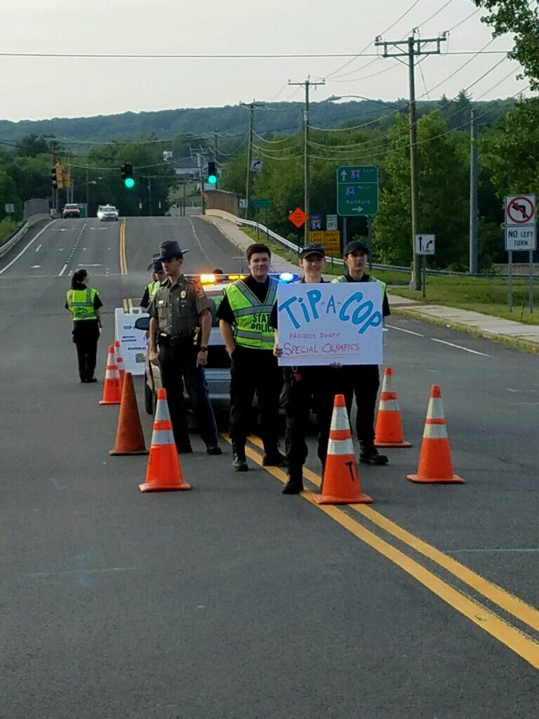 CT_STATE_POLICE's tweet image. Tip-A-Cop for Special Olympics! Happening this morning at @DDinCT on 195 in Tolland (84 x68) @SOCTconnecticut