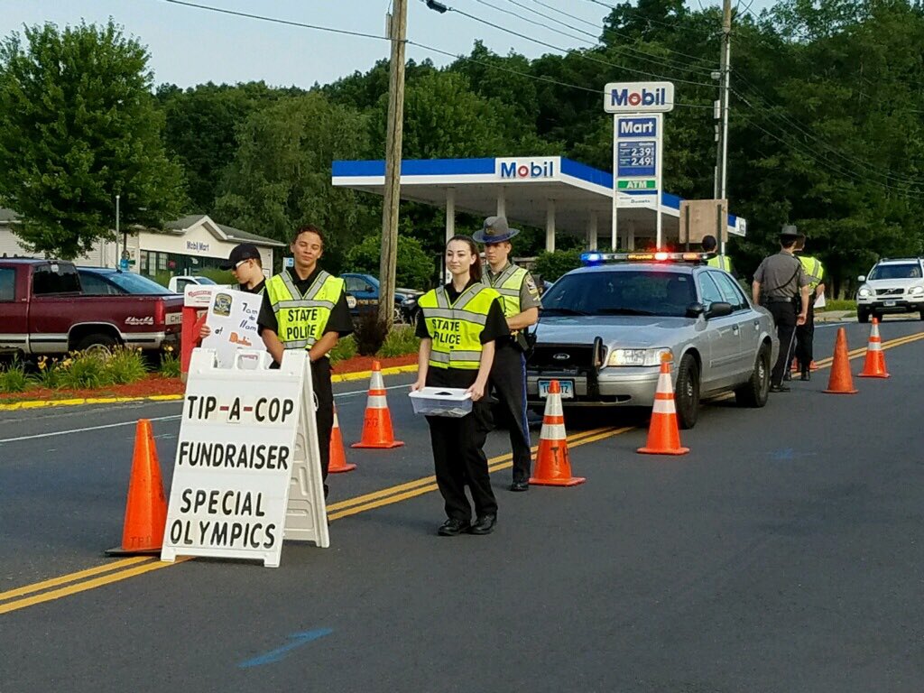 CT_STATE_POLICE's tweet image. Tip-A-Cop for Special Olympics! Happening this morning at @DDinCT on 195 in Tolland (84 x68) @SOCTconnecticut