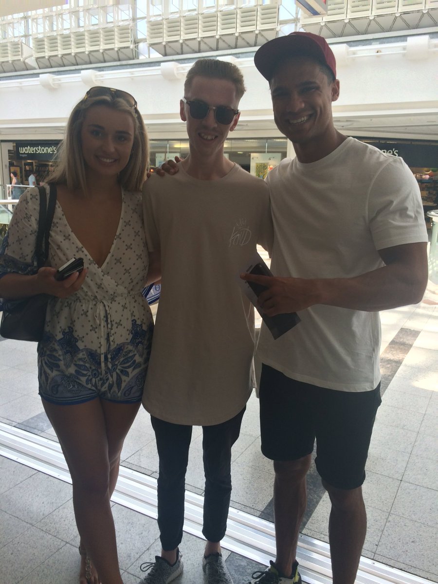 Rysta_'s tweet photo. Bumped into @RachelFenton_ and @ItsRykard in Kingston!!! https://t.co/pXi6ejDpcK