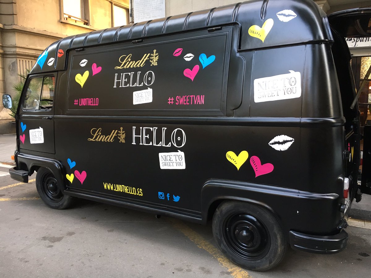 encontrarme  esta #foodtruck de #Lindt ya es una señal inequívoca de que será un día muy dulce #lindthello #sweetvan