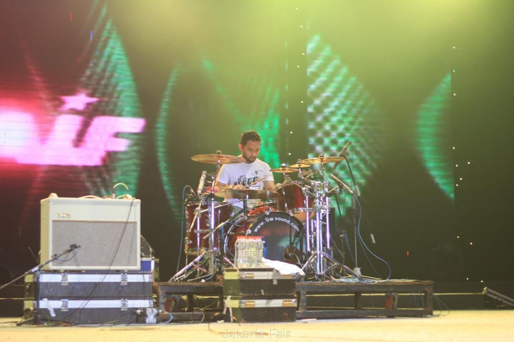 JakartaFairID's tweet photo. Uda Jumat minggu ke-3 aja nih, #KawaNAIF dimanjain bgt sama penampilan @Naifband yg kece parah ini
#ThrowBackJFK2016 https://t.co/zoKziTf3nZ