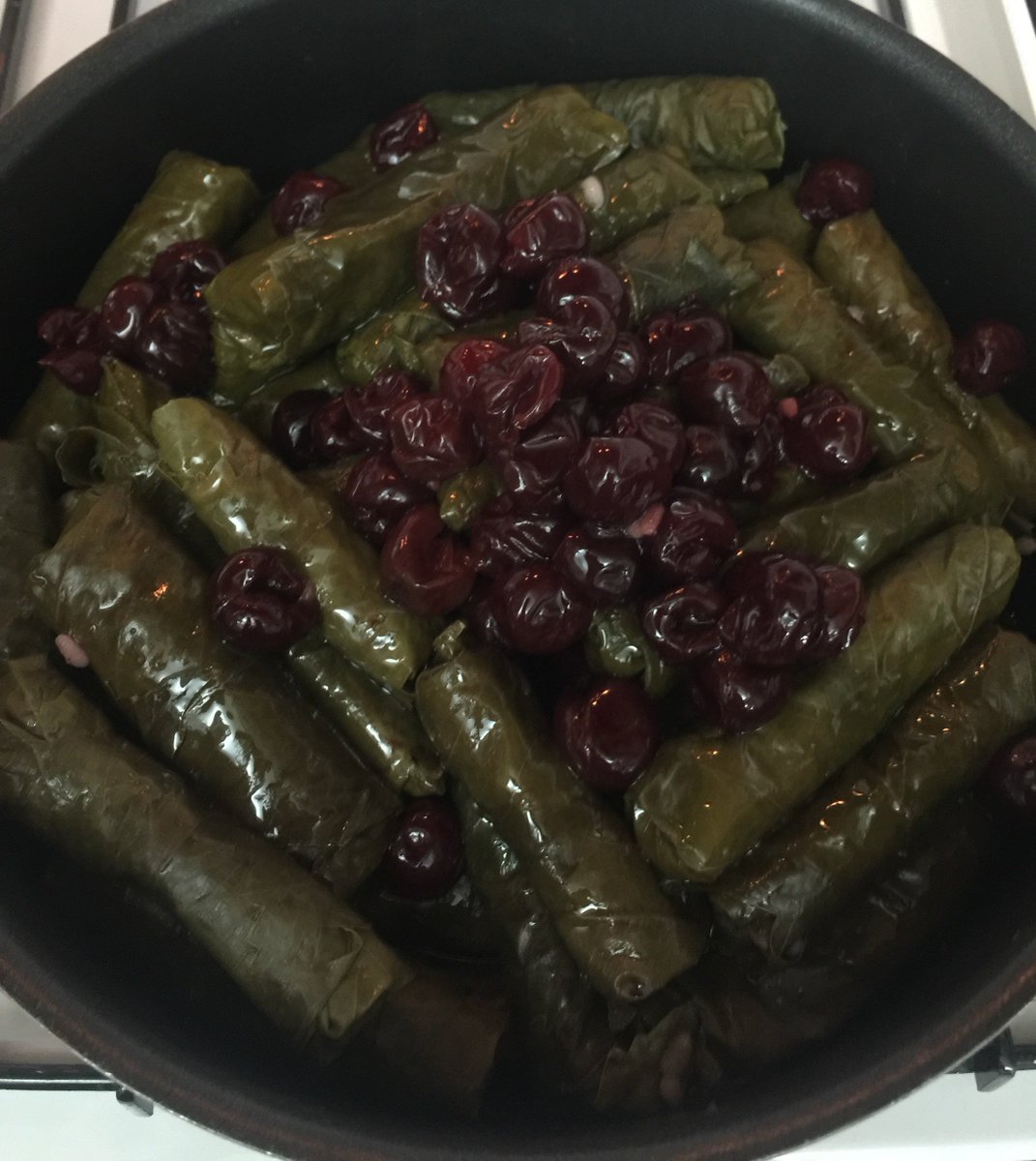 kktoplandik's tweet photo. Sarmamdan bir kesit. Brainstorming de yaptım: vişneli oluyorsa neden ananaslı da olmasın @Muge_Worcester @kimir https://t.co/J9P9Bjmr2a