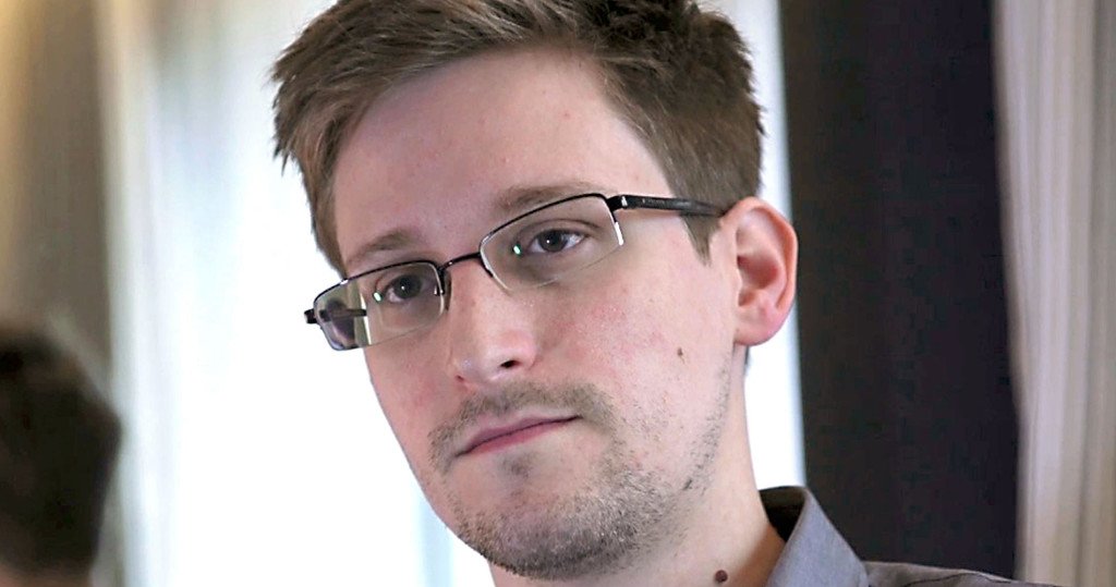 Numerama's tweet image. Snowden présente une coque anti-surveillance pour iPhone - numerama.com/tech/184460-sn…