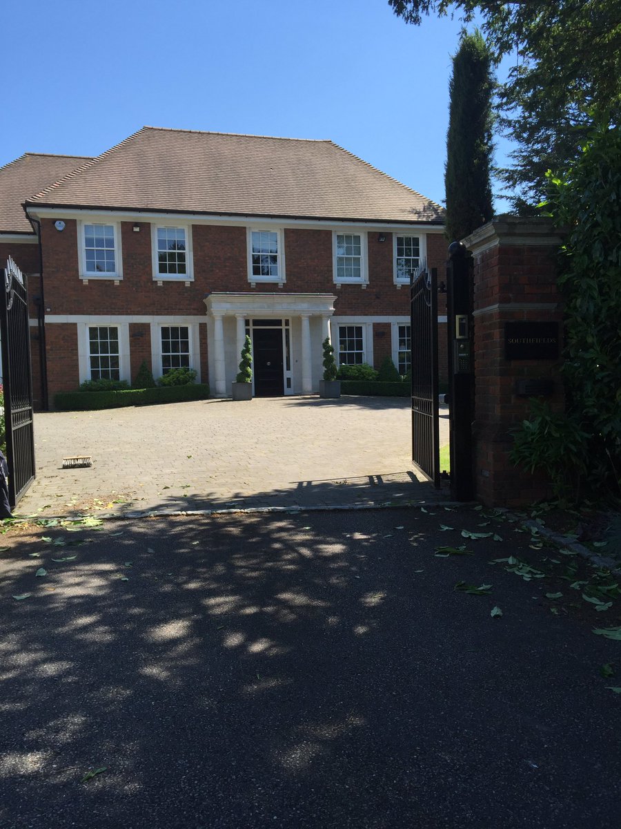 richele_ramsey's tweet photo. Got to visit the house I grew up in outside of London ππ¬π§ #oxschott #southfield #danesway #surrey https://t.co/xKFLZI5u6X
