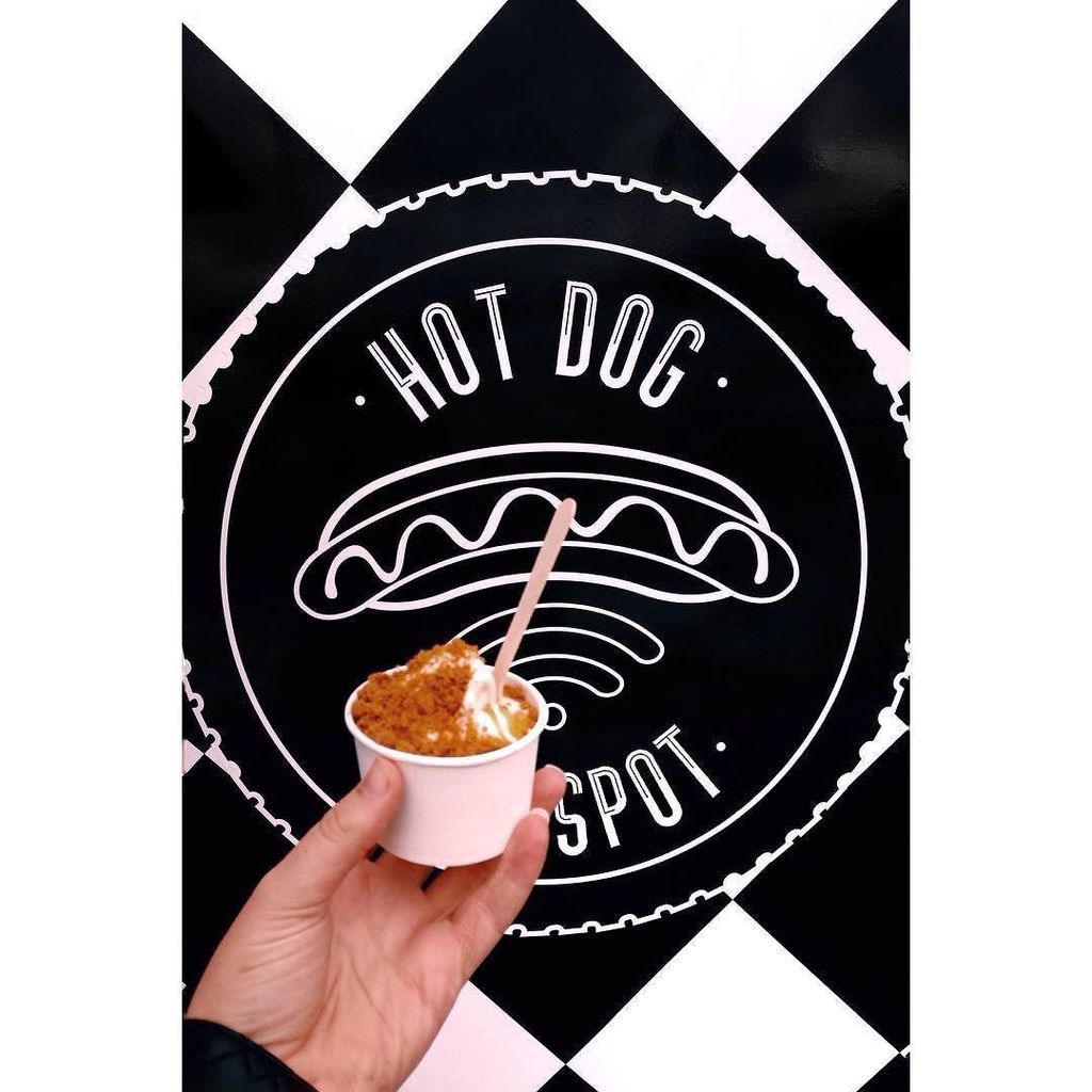 insidr_co's tweet photo. For a tasty treat on the go, grab a tasty hotdog and ice cream at @hotdoghotspot #paris #hotdog #foodtruck #parisli… https://t.co/LgXQkmq7uU