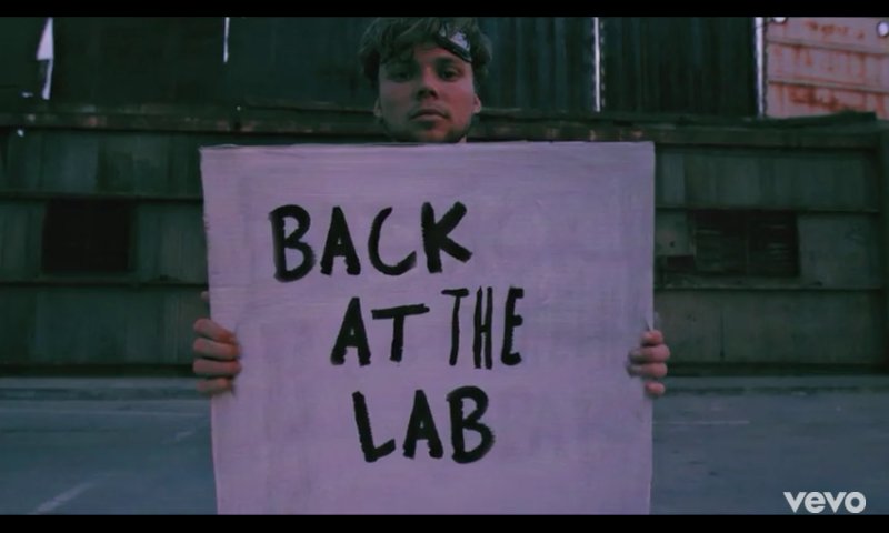 5SOS_Updates_LA's tweet photo. POR FIN!!! Ya salió el video #GIRLSTALKBOYS 
Es simplemente perfecto y tan gracioso. 😂

-Nicole https://t.co/0yoGtpjEVh