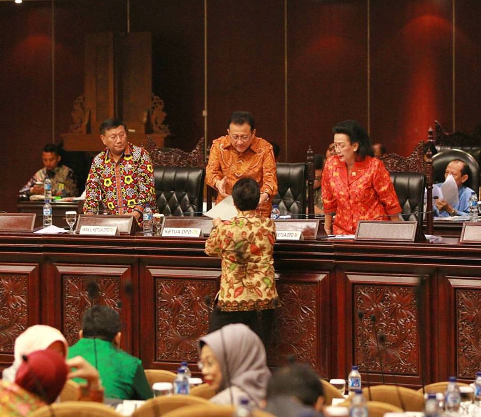 DPDRI's tweet photo. Pengesahan Keputusan DPD RI Dalam Sidang Paripurna Ke-13 https://t.co/mCSiqz4iUy https://t.co/znZeqTqjvt