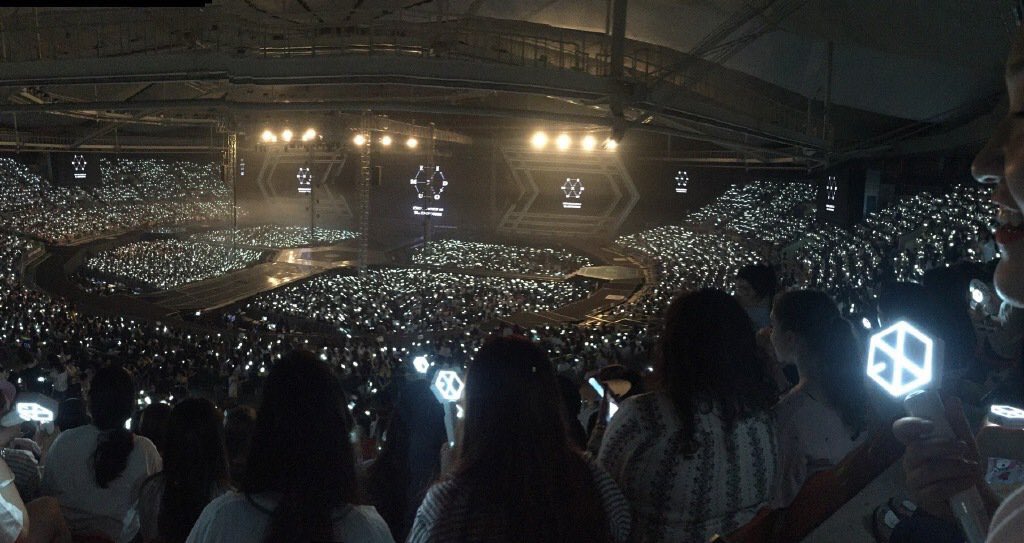 EXOPhils's tweet photo. 160722 #EXOrDIUMinSeoul Day 1 Rainbow ocean ☄ https://t.co/u365vHpy4w