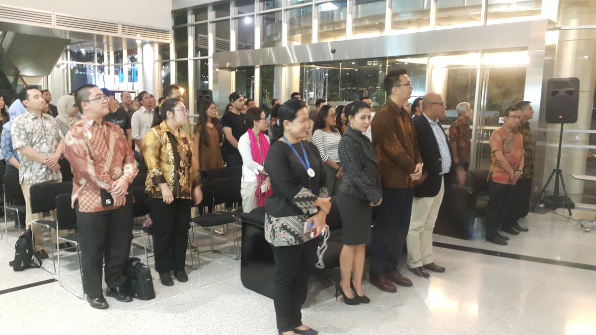 bbs_binus's tweet image. 6. Audience are singing Indonesia Raya National Song and Binus&apos; Mars #BBSevent