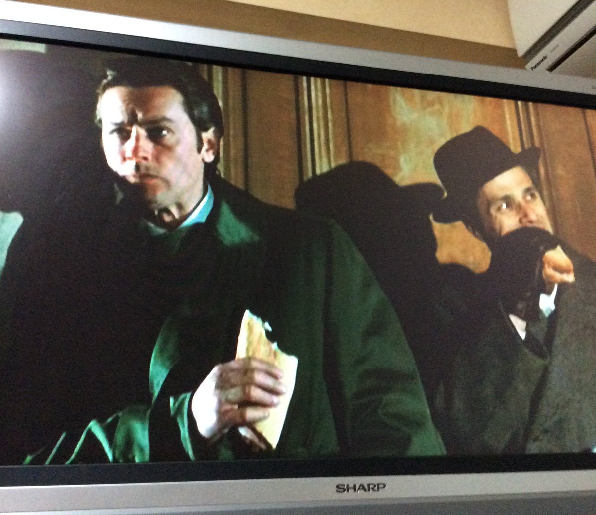 喜国雅彦 国樹由香 Twitterissa 日本の刑事は張り込みのときアンパン食べてるけど フランスの刑事は やっぱフランスパンなんやなあ 雅 アランドロン フリックストーリー