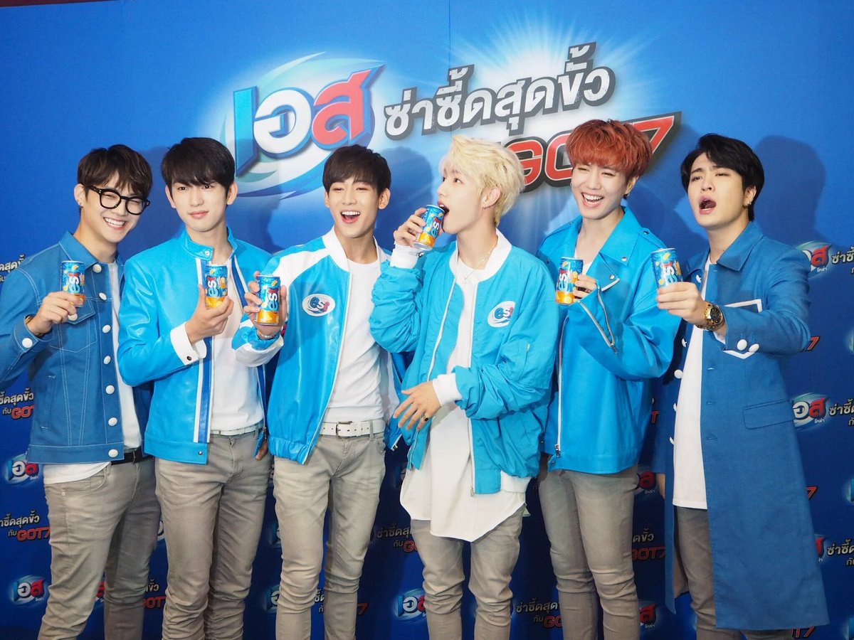jjrchan's tweet photo. จินยองเหมือนกำลังนำเสนอผลิตภัณฑ์เสริมอาหารตัวใหม่ ขณะที่แจบอมขายเบอร์ดี้และยองแจขายกระทิงแดง หน้าน้องเพื่อชีวิตมาก https://t.co/FUZ8MffbHo