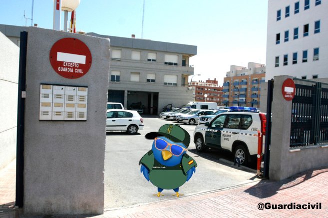 guardiacivil's tweet photo. No entrar en áreas restringidas, por mucho #PokemonGo que haya dentro o el capturado puedes ser tú. #PikochuConsejo https://t.co/QDNgKnGzc0