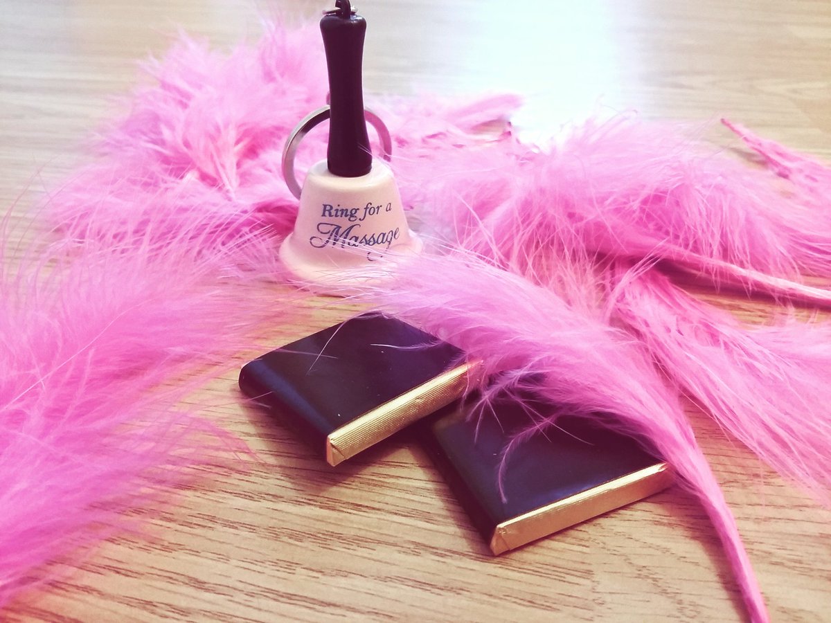 Pravocahen's tweet photo. Are you feeling sore and tensed? Ring for #massage 😉
#feathers #cheeky #henparty #henweekend #wifetobe https://t.co/B1kyBZdXGW