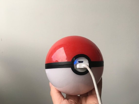 Techindom_'s tweet image. You can play  #PokemonGo up to 3x more with this Pokeball Portable Charger