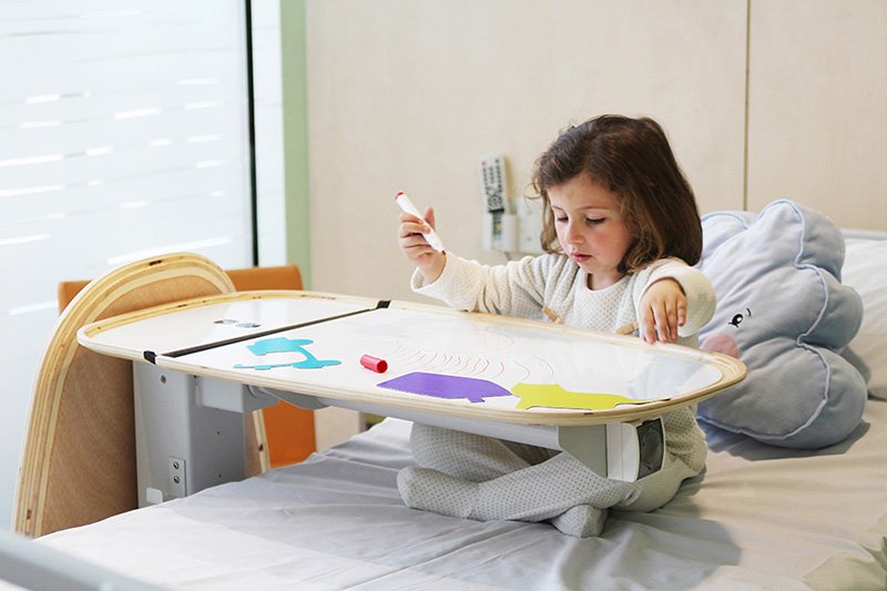 Taula dissenyada per Javier Nieto i Oriol Ventura, al @museudeldisseny ow.ly/Vja7302v0oN <a href="/OvicuoDesignBCN/">OvicuoDesignBCN</a>