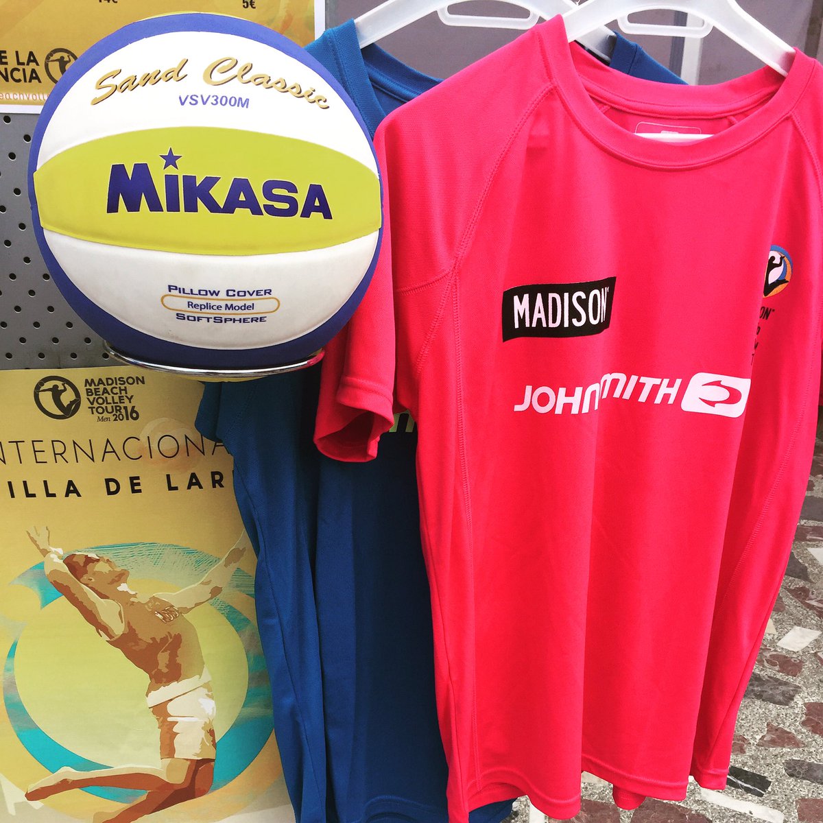 Estamos buscando la mejor foto del #MadisonBeachVolleyTour.¿Quieres conseguir estos premios? Síguenos en #Instagram!