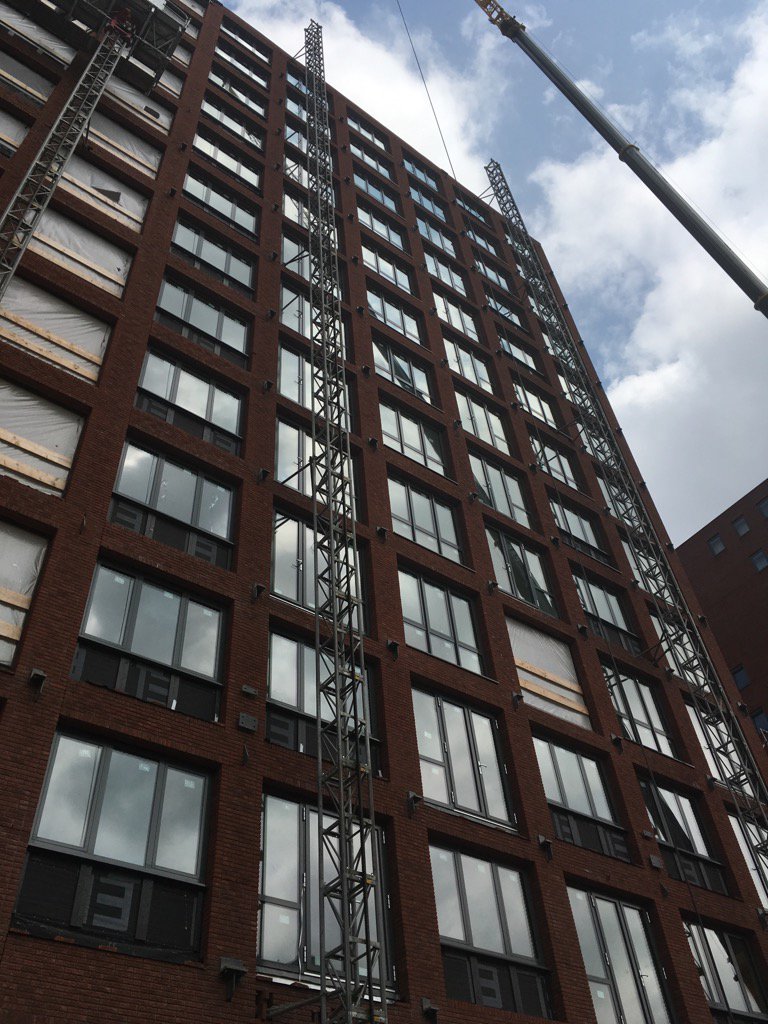 #wonenbovendehoven gaat lekker door! Metselwerk bijna klaar, kozijnen op de helft. Goed bezig! <a href="/Heembouw/">Heembouw</a>