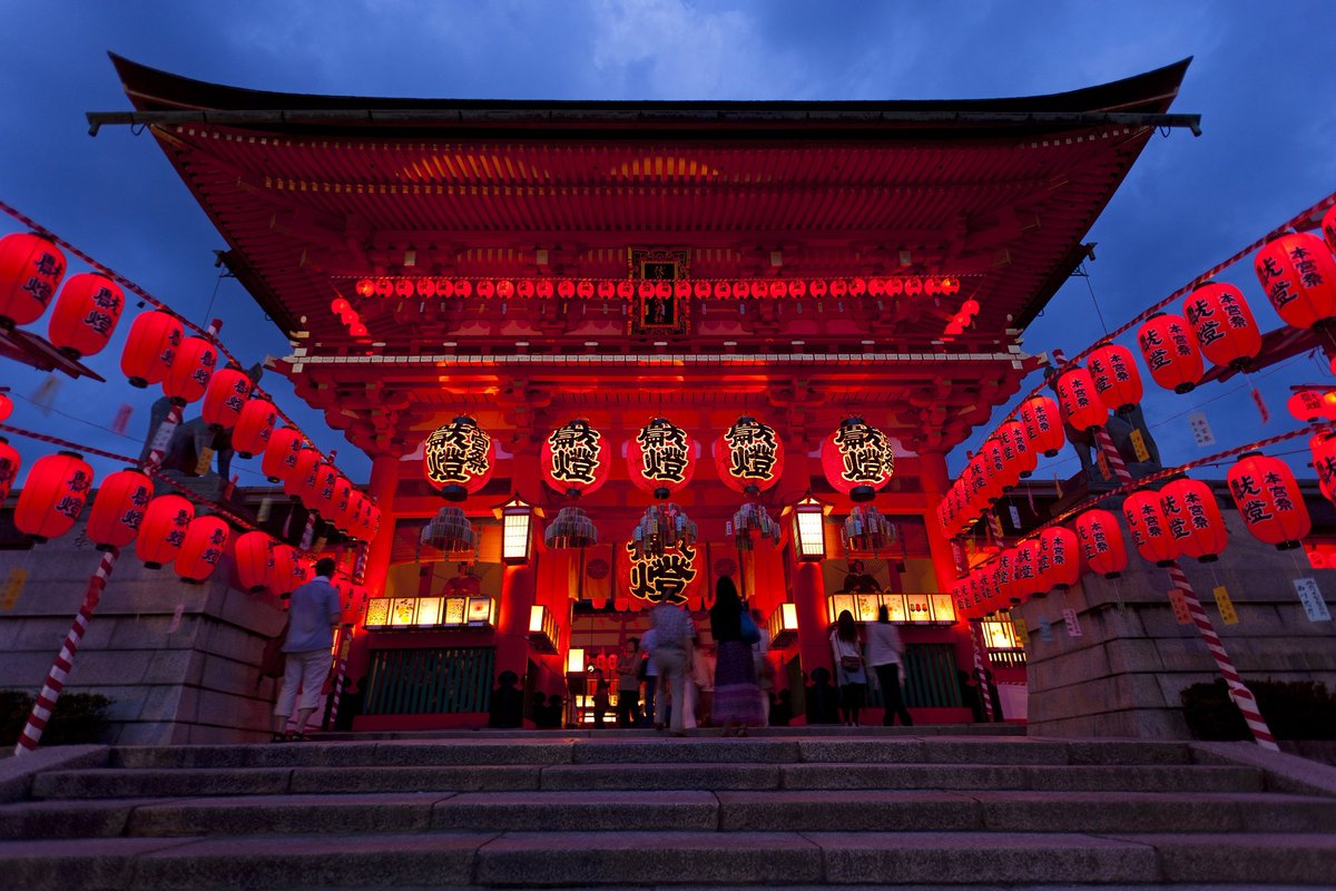 京阪電車おでかけ情報 公式 7月24日 日 は伏見稲荷大社の本宮祭 宵宮祭は23日 土 境内の灯篭や提灯に灯りが灯され 周辺が赤く染まる様子は幻想的ですよ T Co Gltysmh71p 京阪電車 伏見稲荷駅下車 Kyoto 伏見