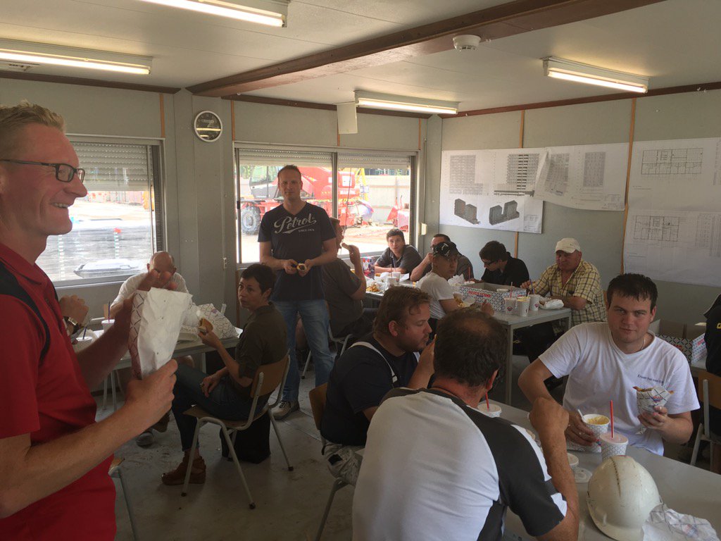 Een #vakantiesnack bij #wonenbovendehoven 41 bouwvakkers stil! Leuk geregeld door uitvoerder Patrick van <a href="/Heembouw/">Heembouw</a>
