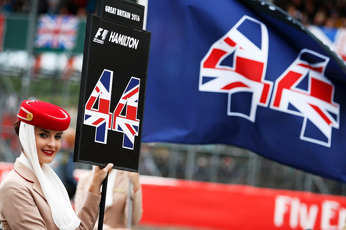 emirates's tweet photo. Emirates cabin crew at the starting grid of the 2016 @F1 #BritishGP in Silverstone https://t.co/YCsupFqZ54