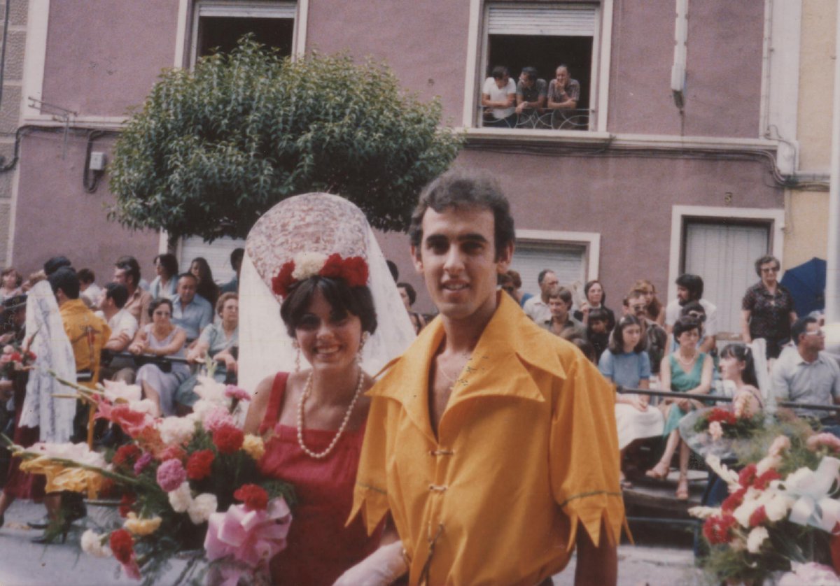 Ballestvill's tweet photo. Lorenzo Domene (nuestro alférez 2015) y Manoli Bas (nuestra delegada de madrinas) en la ofrenda de 1979 https://t.co/YHkgZnSohL