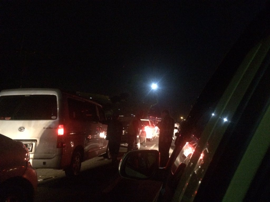 Ciawi arah bandung macet ga gerak 😩<a href="/infobdg/">BANDUNG ᮘᮔ᮪ᮓᮥᮀ</a> #Pulkam2016
