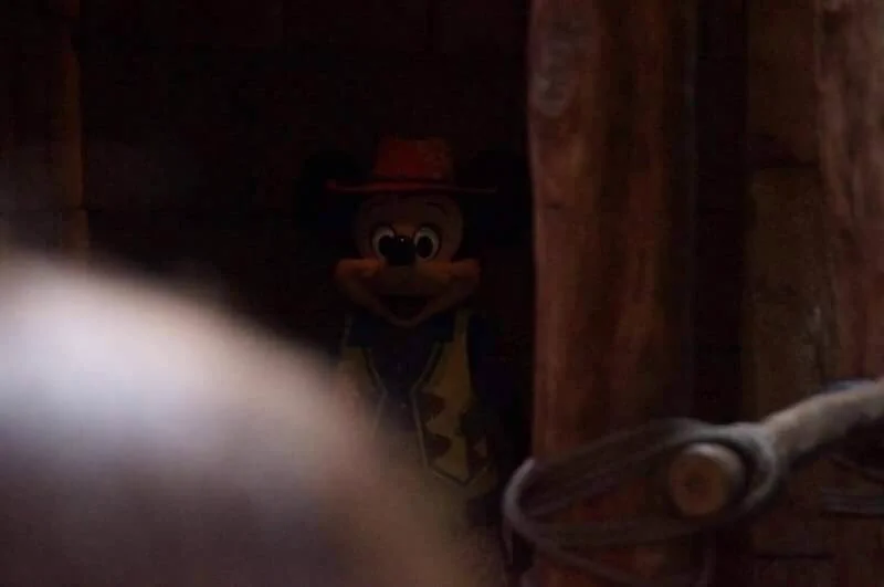 まさにこれぞディズニーの闇wwミッキーの顔が怖すぎww