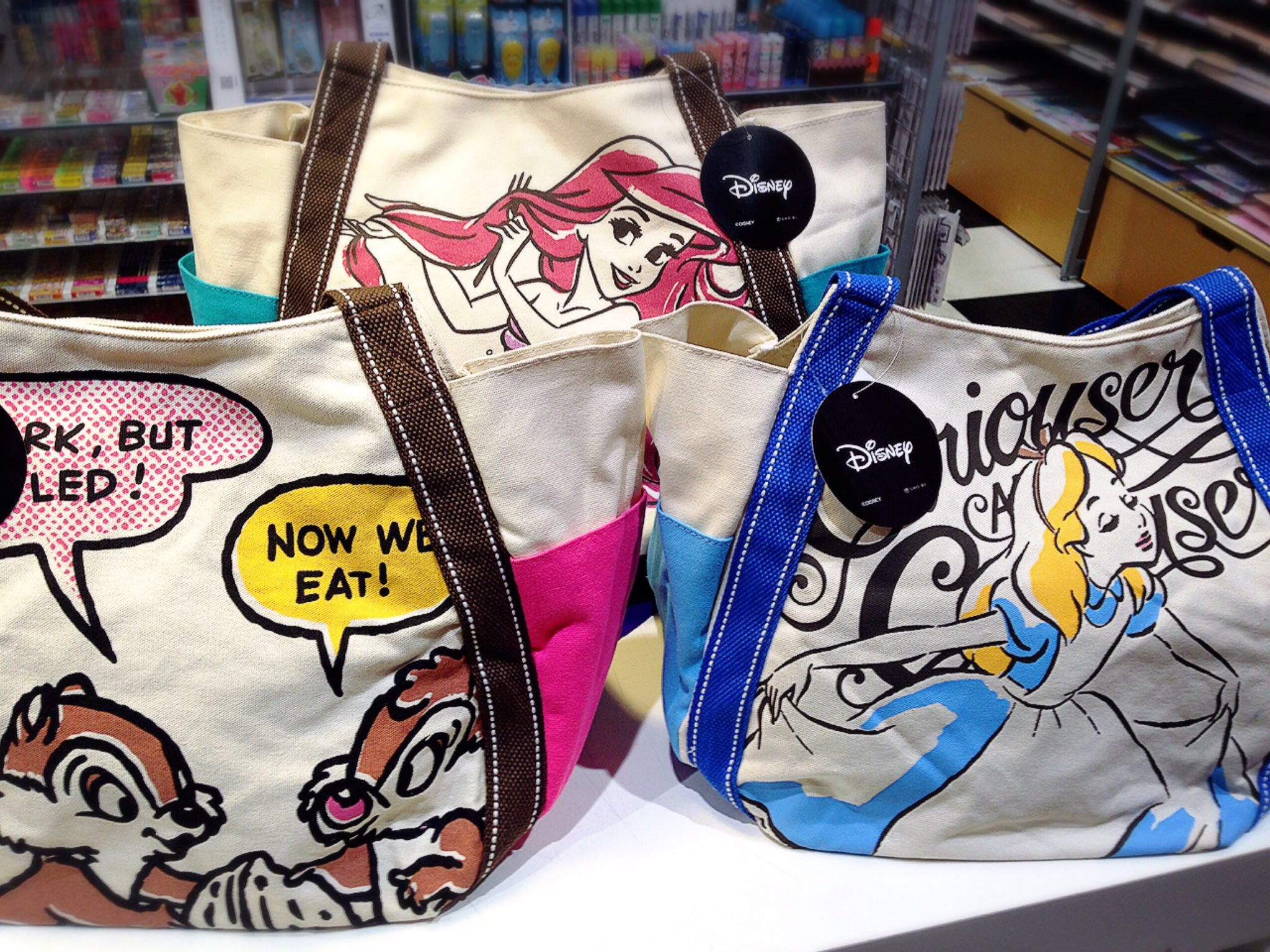 Swankymarketプレ葉浜北店 バルーントートが久々の入荷です キャラクターがとっても鮮やか 大容量なので便利ですよ １つ3500円 税抜 です ディズニートート スヌーピー トートバッグ アリエル アリス T Co Pdhywbmppr Twitter