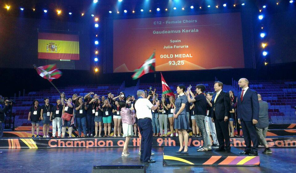HITZAleamutriku's tweet photo. [AZKEN ORDUKOA] @GaudeamusKorala -k urrezko domina lortu du abesbatzen olinpiadetan #WCG2016 https://t.co/AA3OPzFuF2 https://t.co/Mw00PBHdkZ
