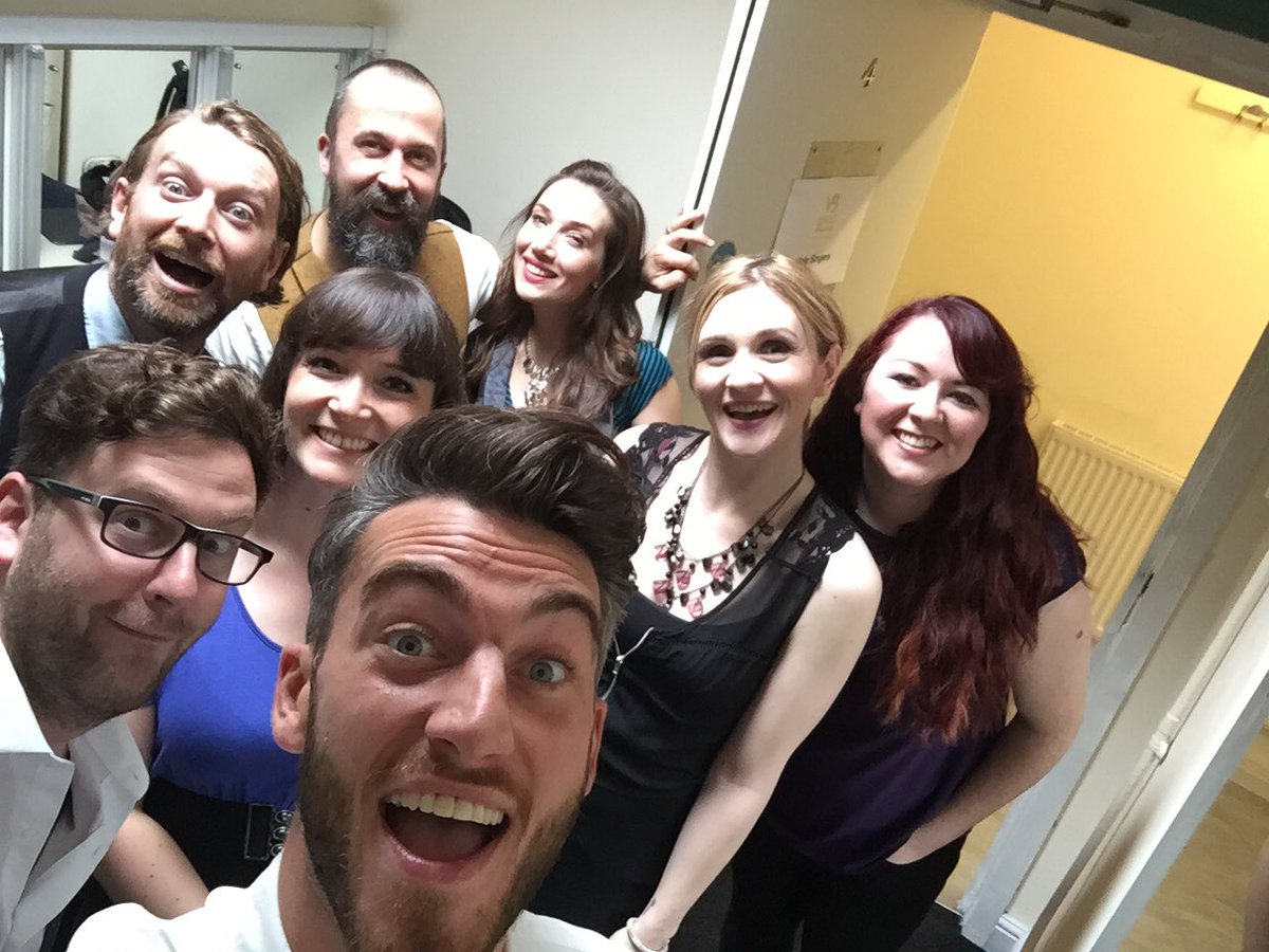 aleyp1's tweet photo. First gig of the day for @VocallyBespoke #rockchoir #southend #dressingroomselfie https://t.co/LSRl3vdJM3