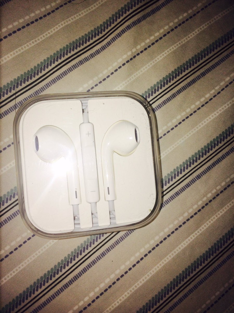 Osama_z1a's tweet photo. A gift in need is a gift indeed.
#original #Handfrees #Khalu #Atlast #Apple https://t.co/NGjdeGOSJy