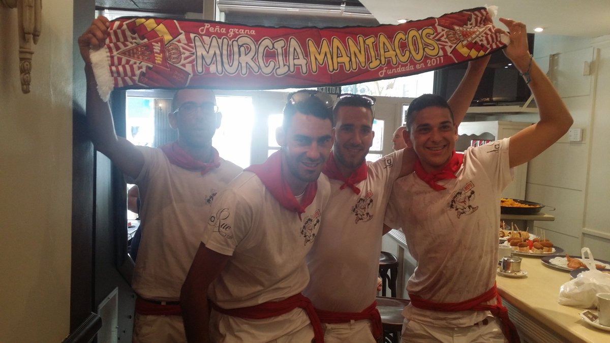 Murciamaniacos's tweet photo. ¡MurciaManíacos tambien estan en San Fermines!
Barineros y murcianistas orgullosos de su tierra.
¡Que grandes pijo!😉 https://t.co/YalHvTgjO9